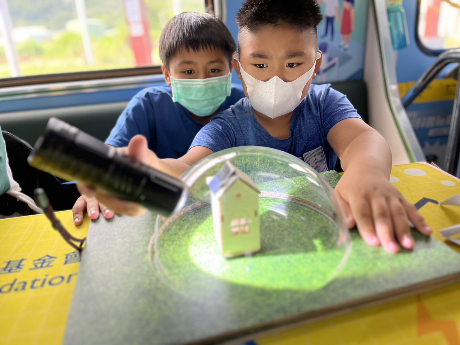 MG不朽情缘參與基礎科學主題車廂，以STEAM教學精神，設計「逐日科學家」、「太陽能工程師」以及「淨零建築師」三大能源科普課程和實驗